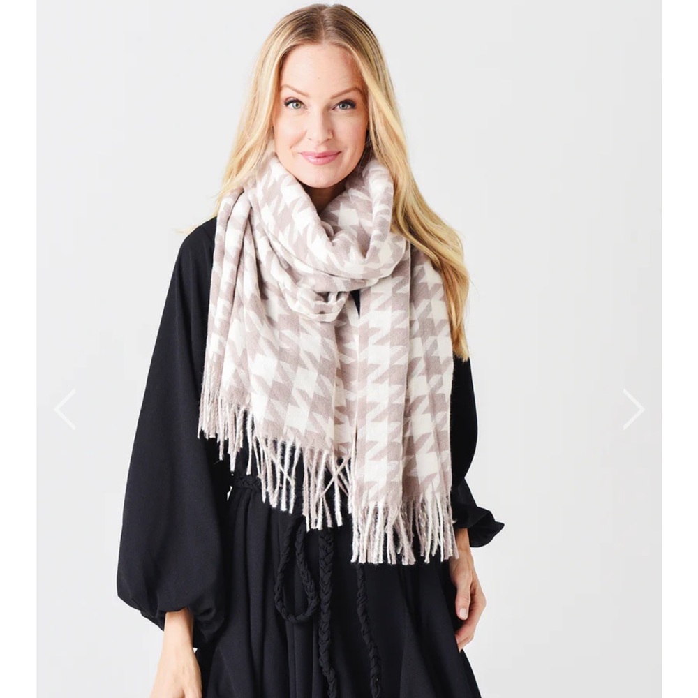 NWT Soia & Kyo scarf in fawn